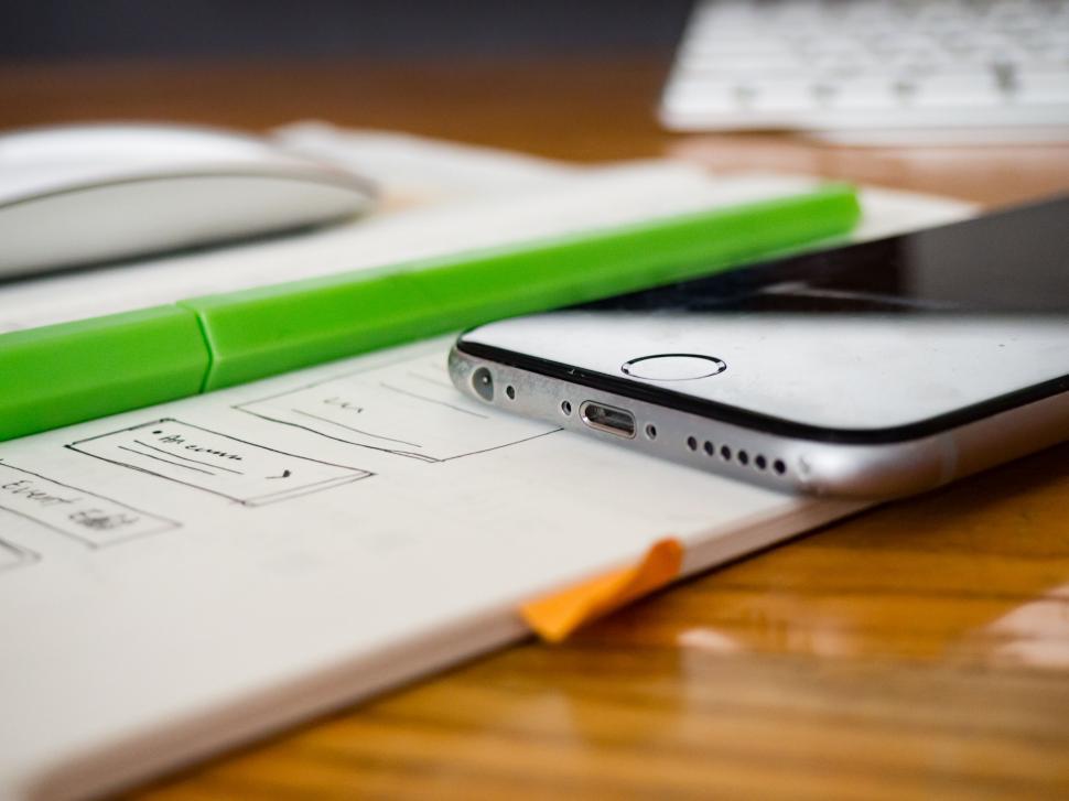 Free Image of Smartphone and markers on a desk 
