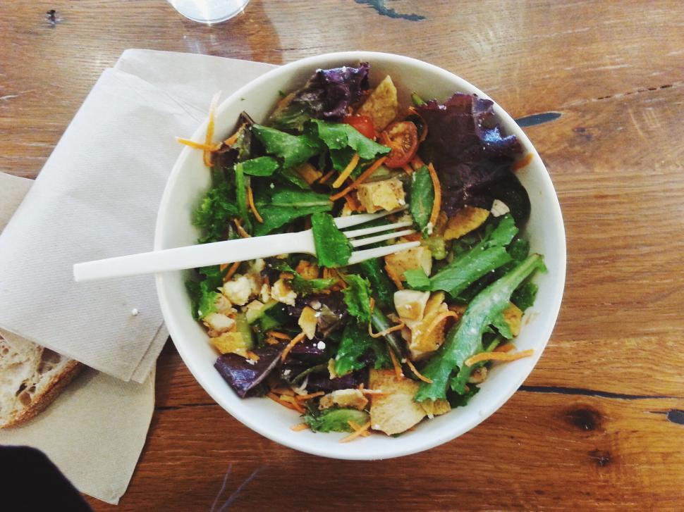 Free Image of Healthy vegetable bowl with fork and bread 