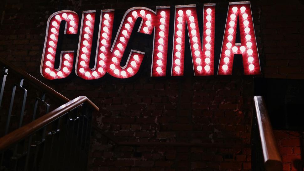 Free Image of Neon sign spelling  CUCINA  in red lights 