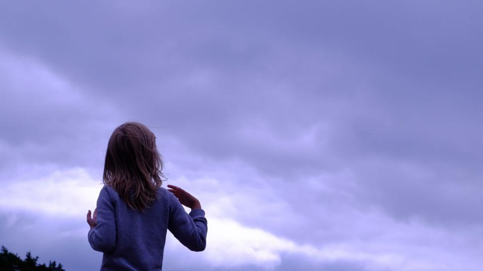 Free Image of Child looking at stormy sky 