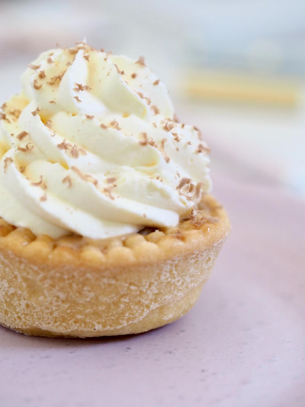 Free Image of Delicious creamy cupcake on pink 