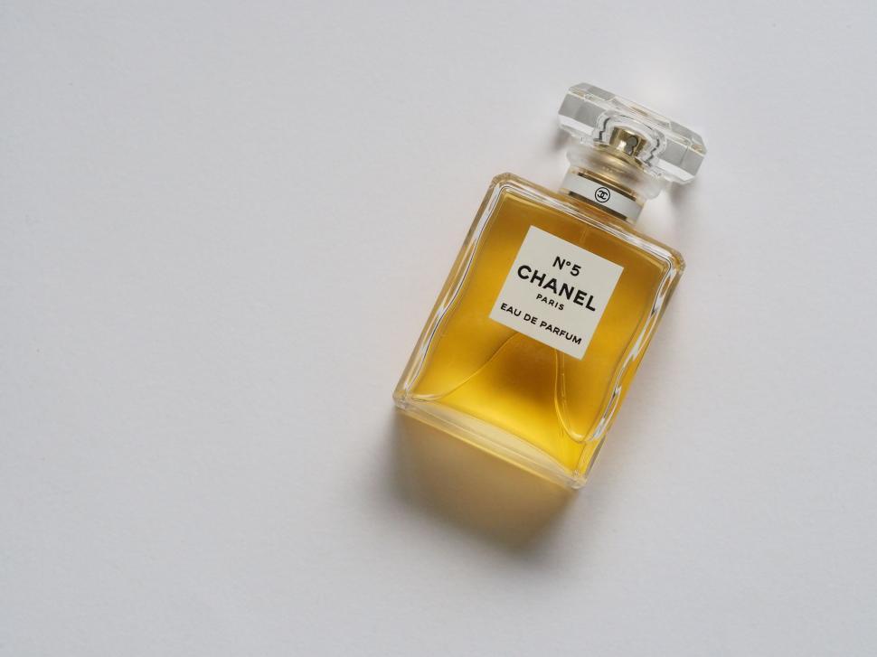 Free Image of Bottle of luxury perfume on white background 
