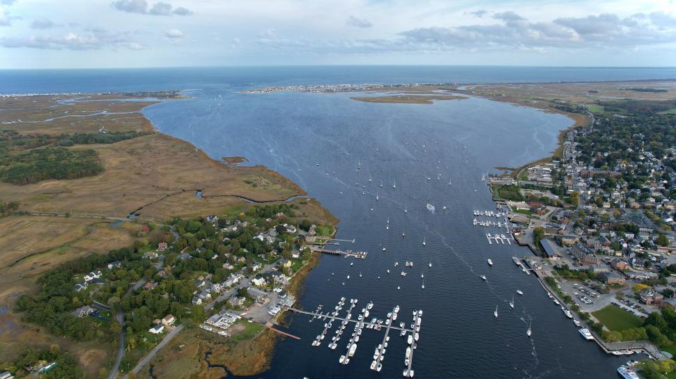 Free Image of River meeting the ocean with boats docked 