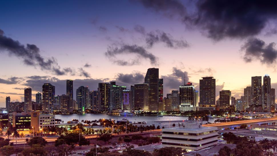 Free Image of Majestic skyline of a city at dusk with glowing lights. 