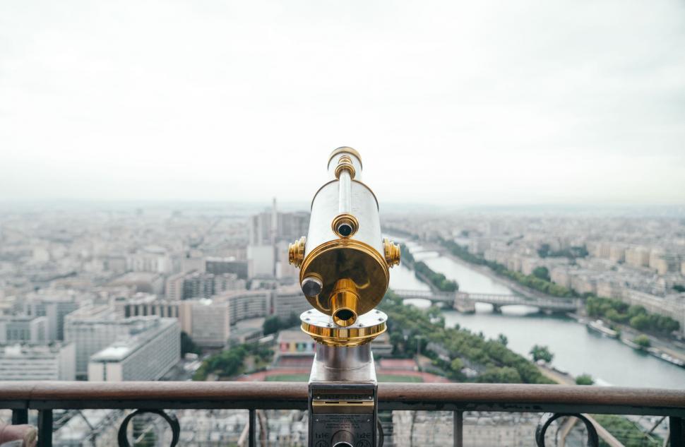 Free Image of Telescope at high vantage point overlooking Paris city 