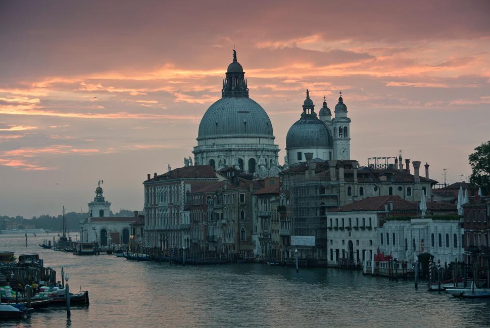 Free Image of Venetian architecture at sunset by a tranquil canal. 