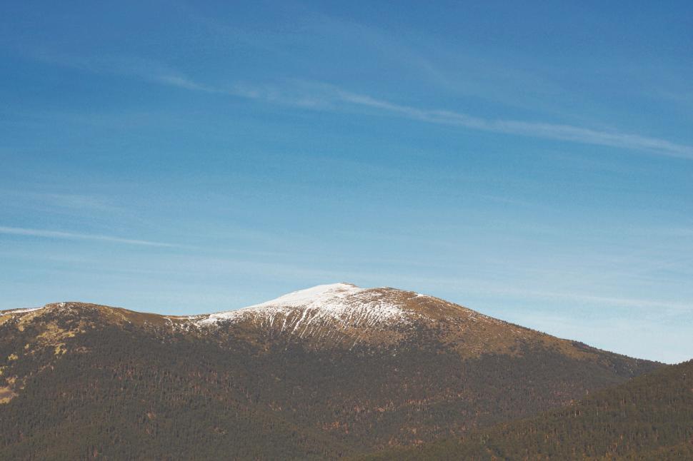 Free Image of Breathtaking mountain landscape with clear blue sky 