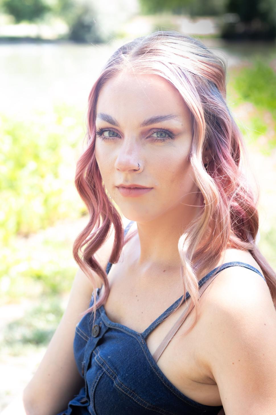 Free Image of Portrait of a woman with dyed hair in natural light. 