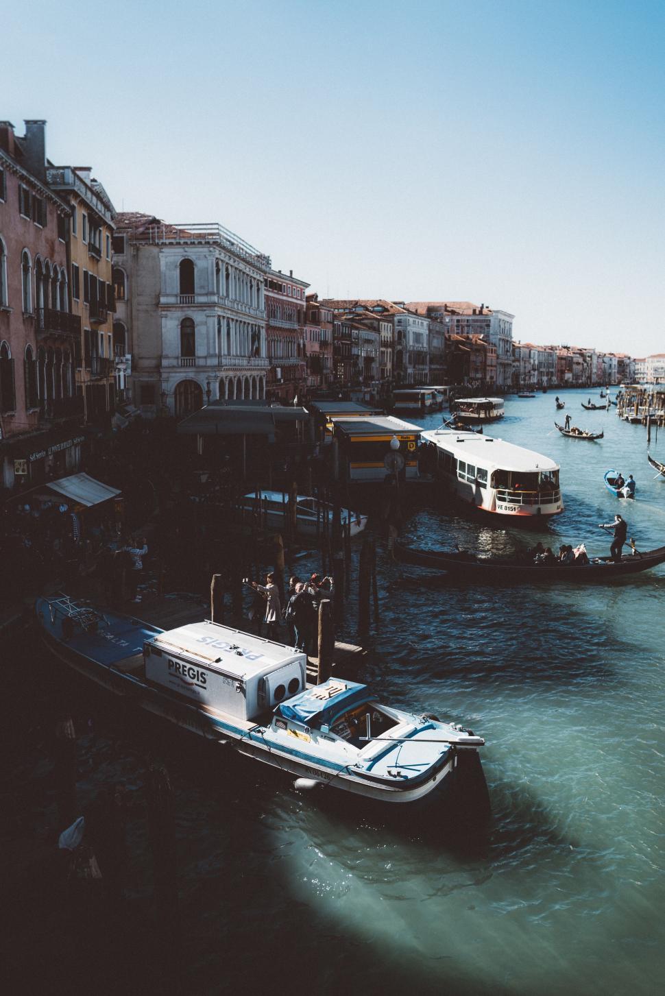 Free Image of Scenic view of bustling canal in city with historic charm 