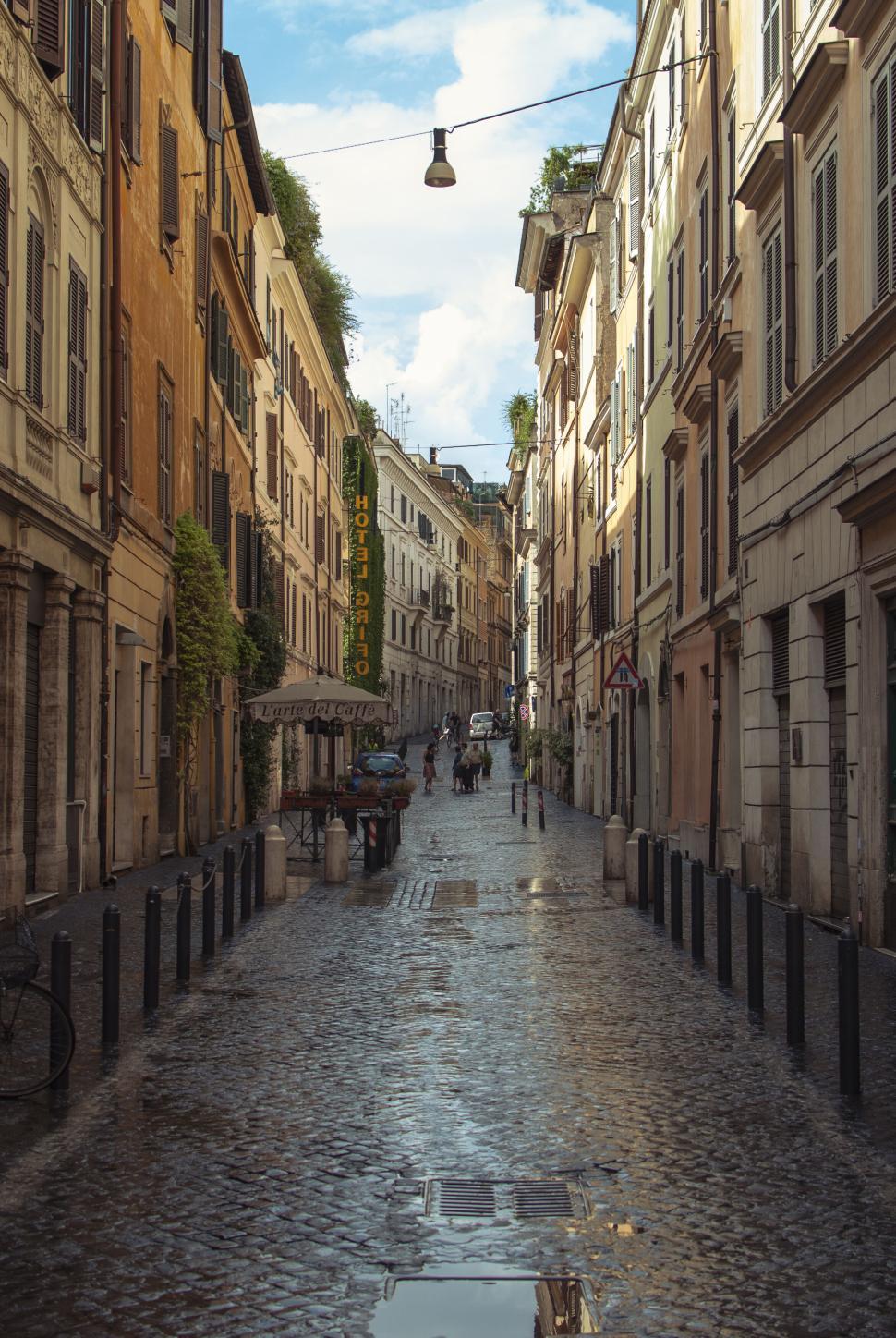 Free Stock Photo of Charming narrow cobblestone street in European city  with old buildings | Download Free Images and Free Illustrations, image size:970x1448