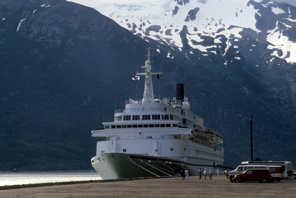Free Image of Cruise liner 