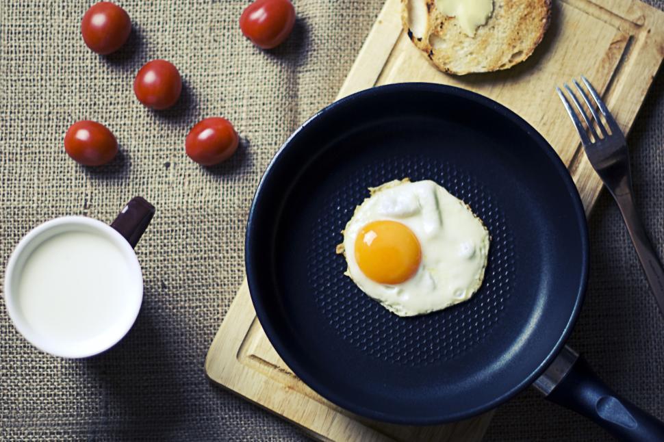 Free Image of Fried egg in pan with toast and tomatoes perfect breakfast image 