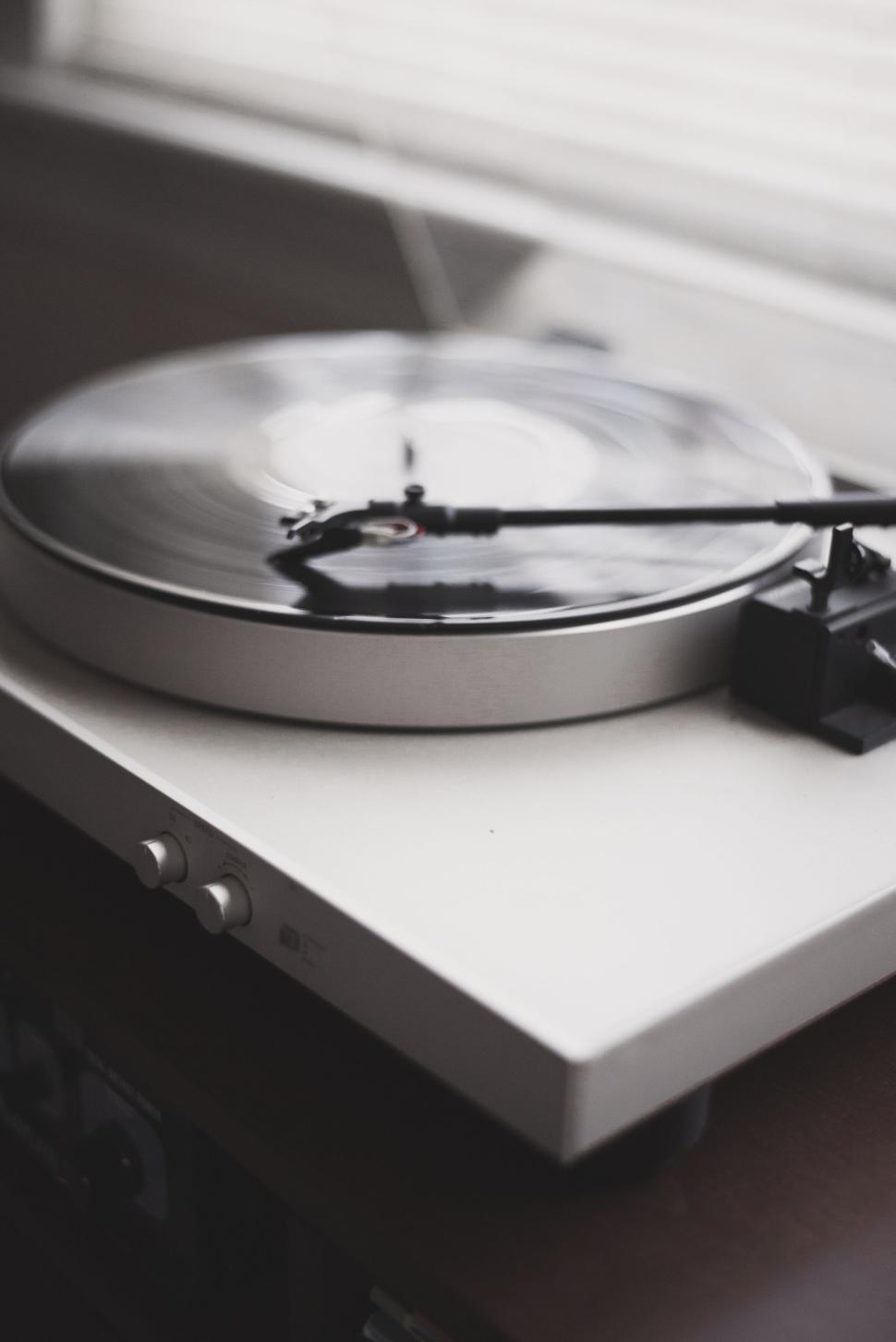 Free Image of Close-up of a vinyl record playing on a modern turntable setup. 