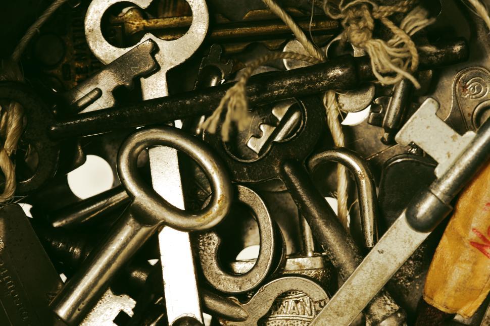 Free Image of Various old-fashioned skeleton keys entangled in strings and loops. 