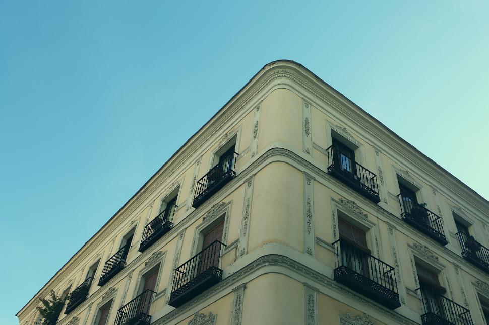 Free Image of Corner of elegant historic building under clear blue sky 