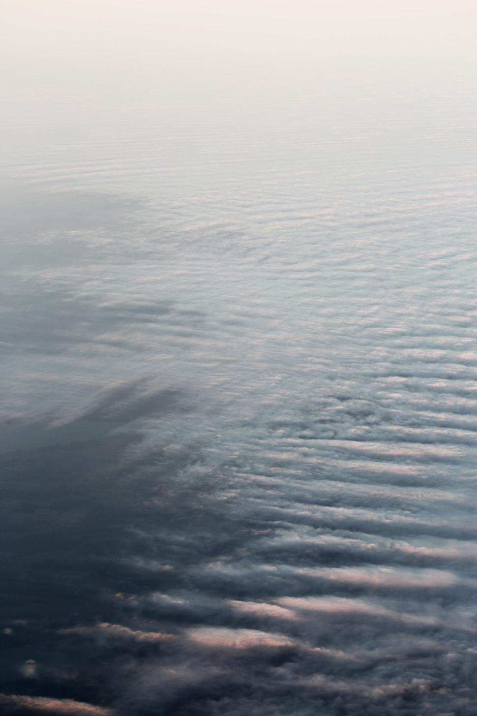 Free Image of Aerial view of ocean waves and misty morning horizon 