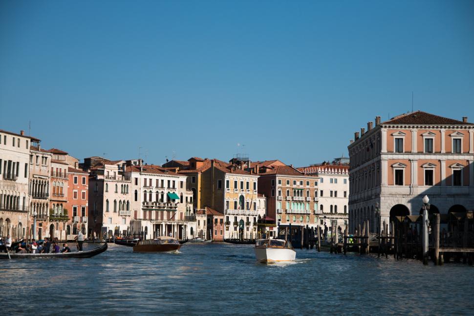 Free Image of Beautiful canal scene with boats and colorful buildings in Venice. 