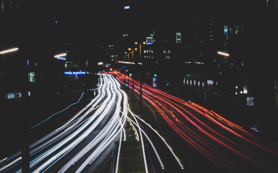 Free Image of Long exposure of night traffic light trails on a busy city road 
