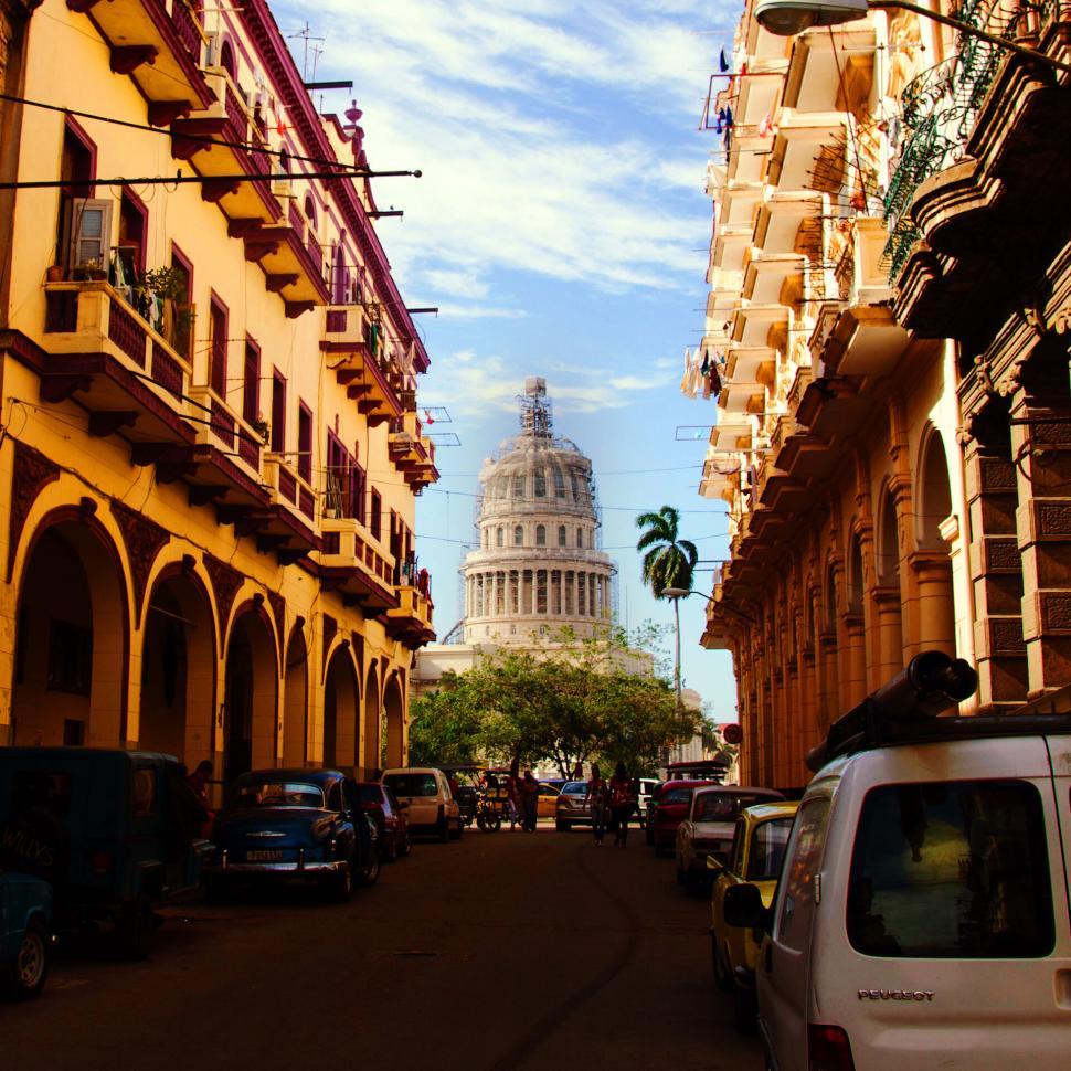 Free Image of Street view with classic architecture and iconic dome structure 