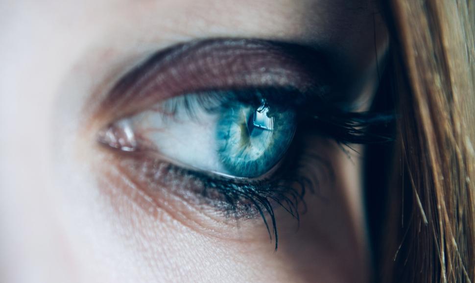 Free Image of Close-up of a blue eye with detailed iris and long eyelashes 