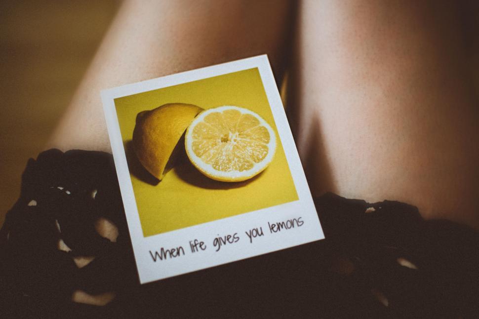 Free Image of Polaroid photo with lemon slice and optimistic  When life gives you lemons  quote. 