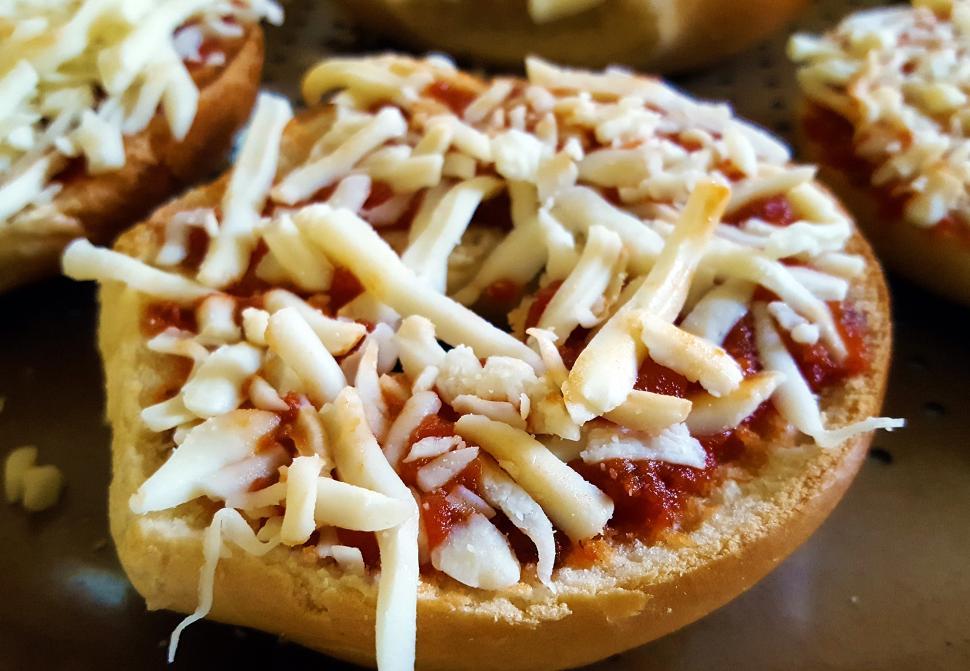 Free Image of Homemade Pizza Bagel 