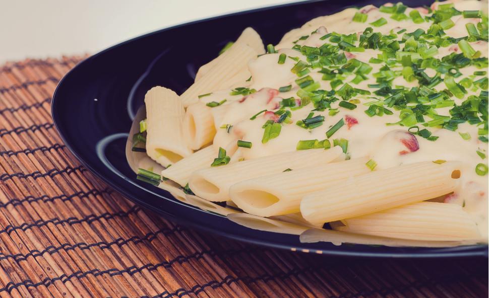 Free Image of Pasta with creamy sauce garnished with chives 