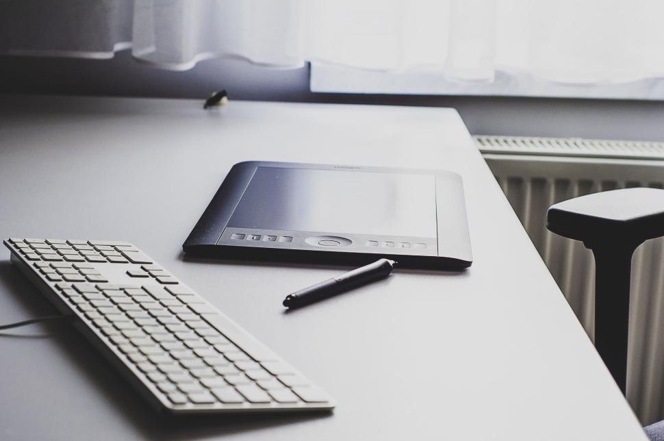 Free Image of Modern workspace with keyboard and drawing tablet on desk 