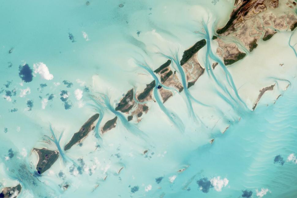 Free Image of Vibrant aerial view of tropical island with turquoise water and reefs. 
