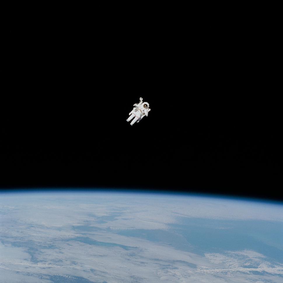 Free Image of Astronaut floating in the vastness of space with Earth in the backdrop. 