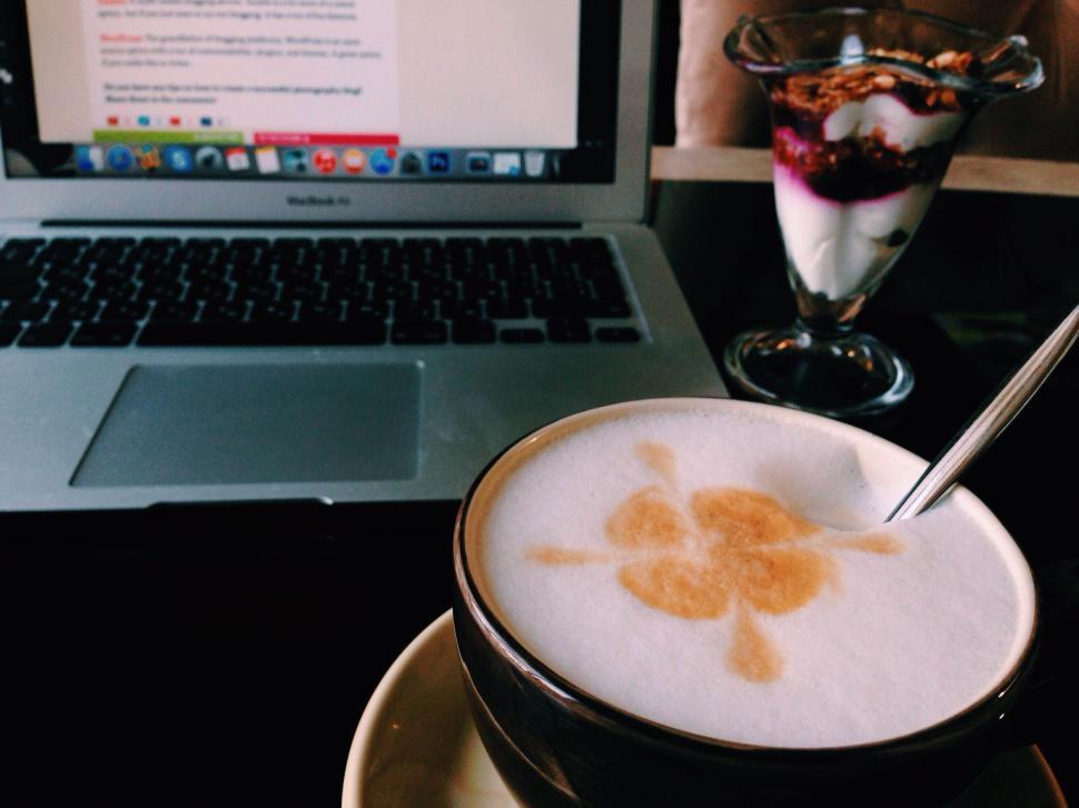 Free Image of Coffee with latte art, laptop, and dessert in a stylish cafe 