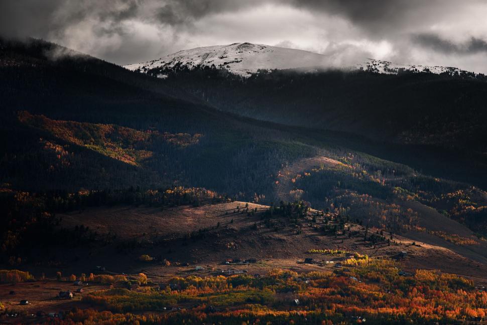 Free Image of Panoramic mountain view with autumn foliage and sunlight 
