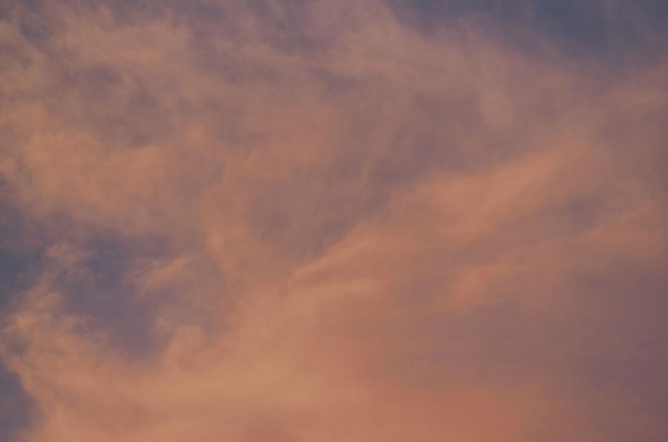 Free Image of Beautiful colorful sky during sunset with pink clouds. 
