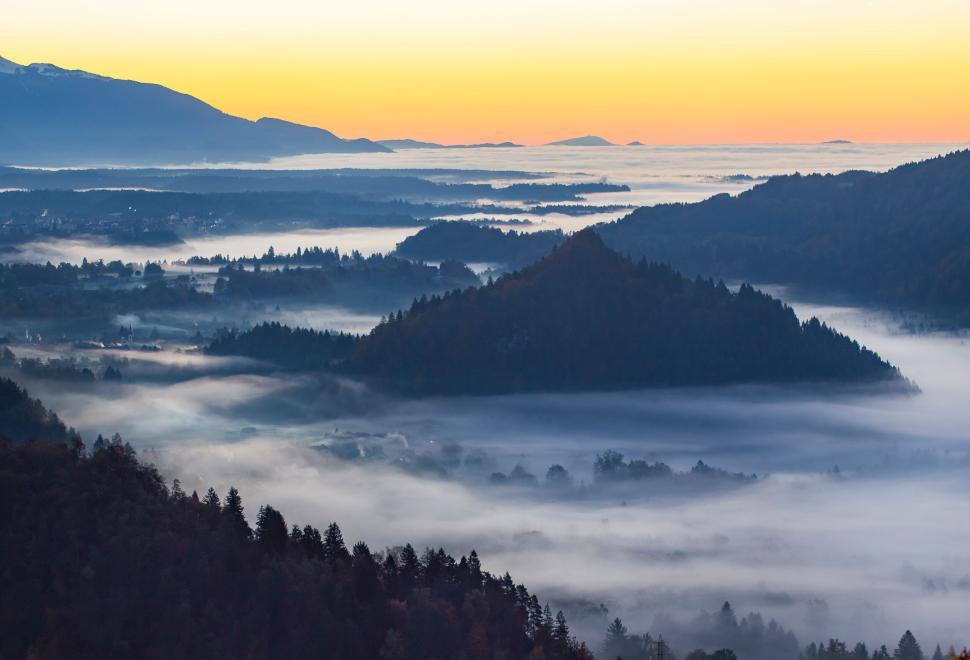 Free Image of Wide angle sunrise view of misty valley landscapes 