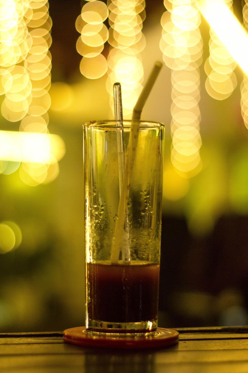 Free Image of Empty glass with two straws bokeh background lights 