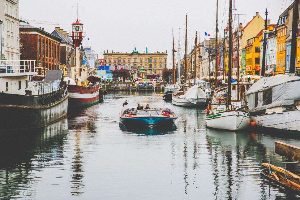 Free Image of Scenic waterway with boats and colorful buildings 