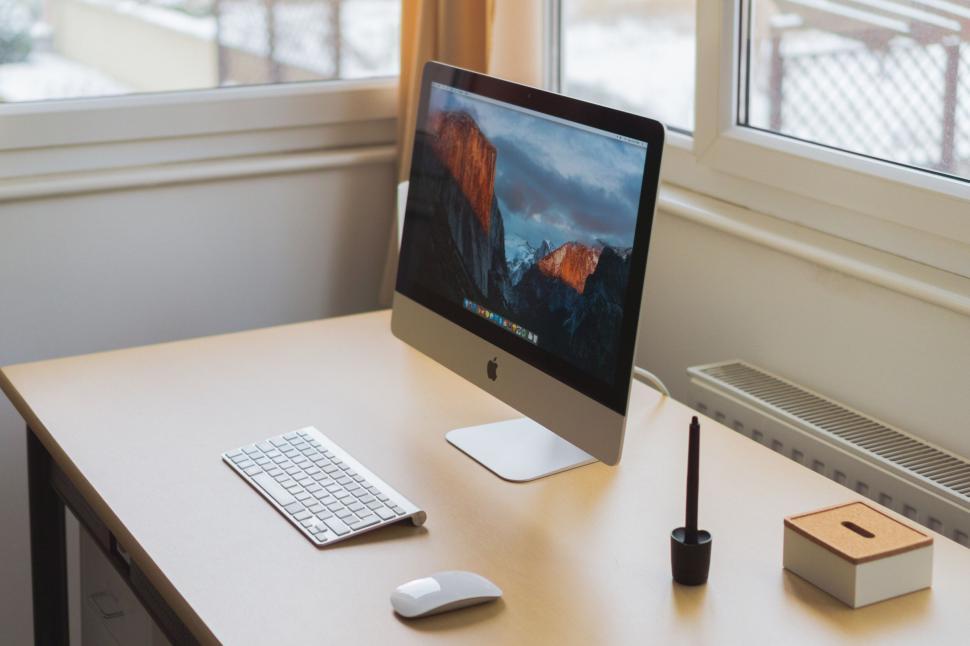 Free Image of Minimalistic home office setup with iMac computer 