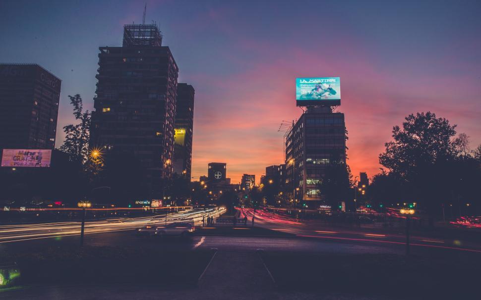 Free Image of Urban city streets at night with motion blur lights 