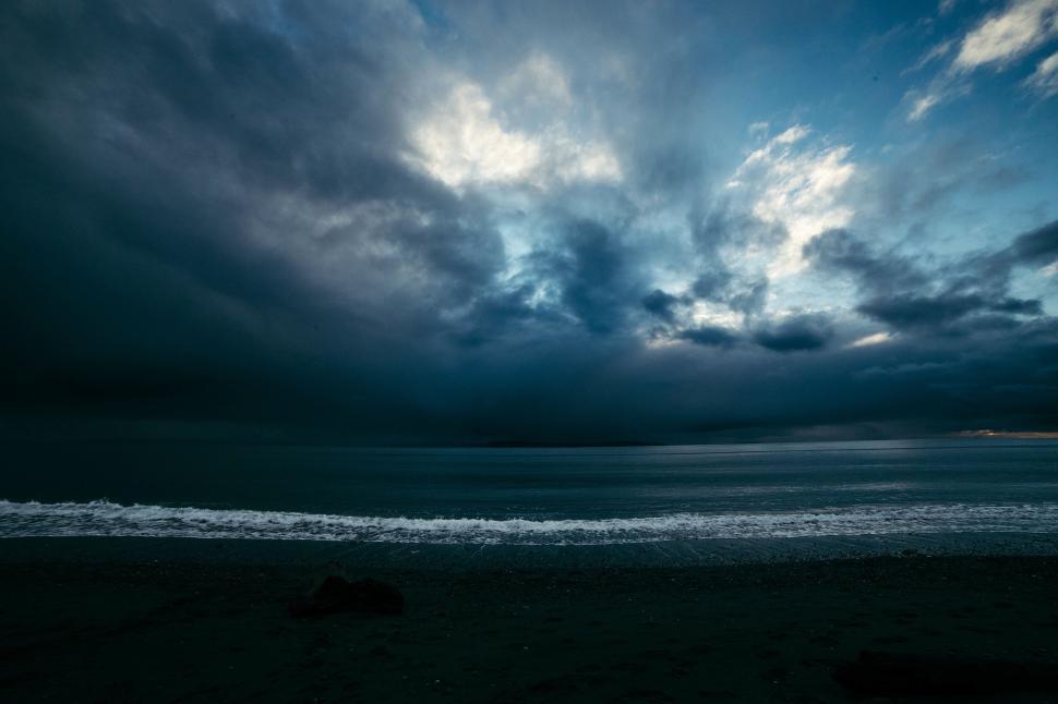 Free Image of Moody seascape with dramatic clouds over the ocean. 