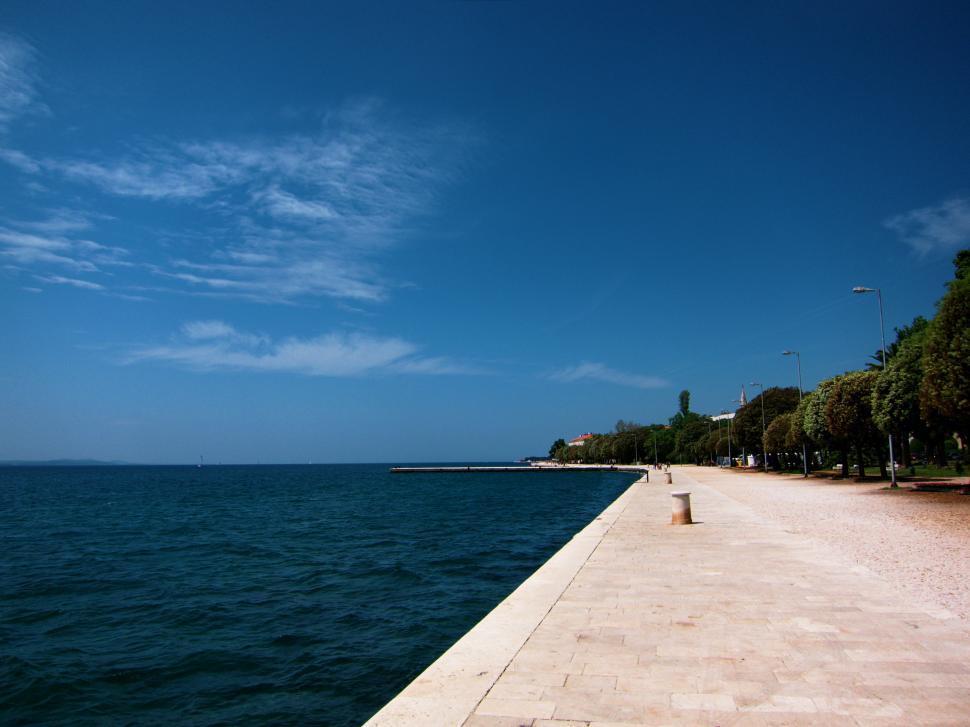 Free Image of Nova riva 