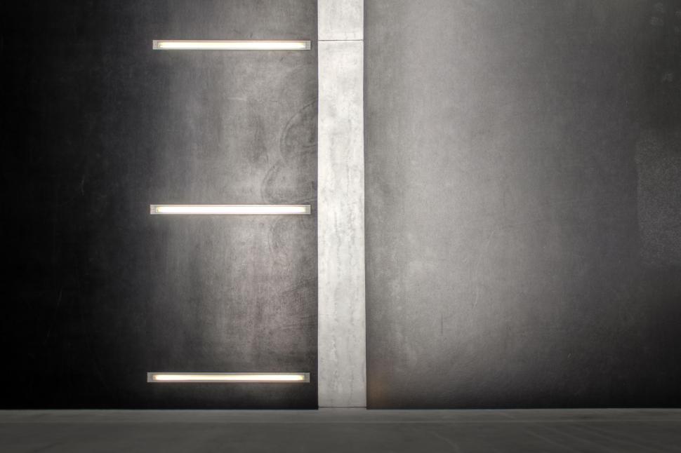 Free Image of Modern minimalist wall with sleek vertical light setup 