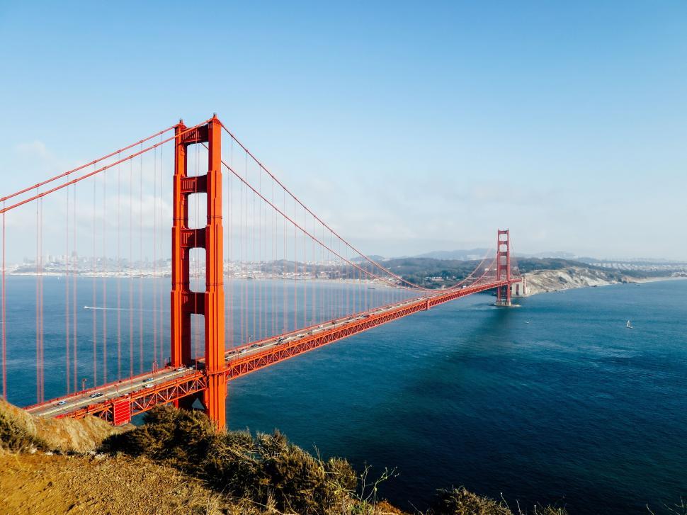 Free Image of Golden Gate Bridge in bright daytime view from distance 