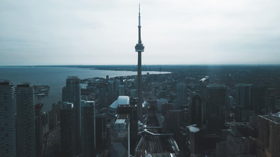 Free Image of Towering structure in an urban skyline, perspectives pop. 