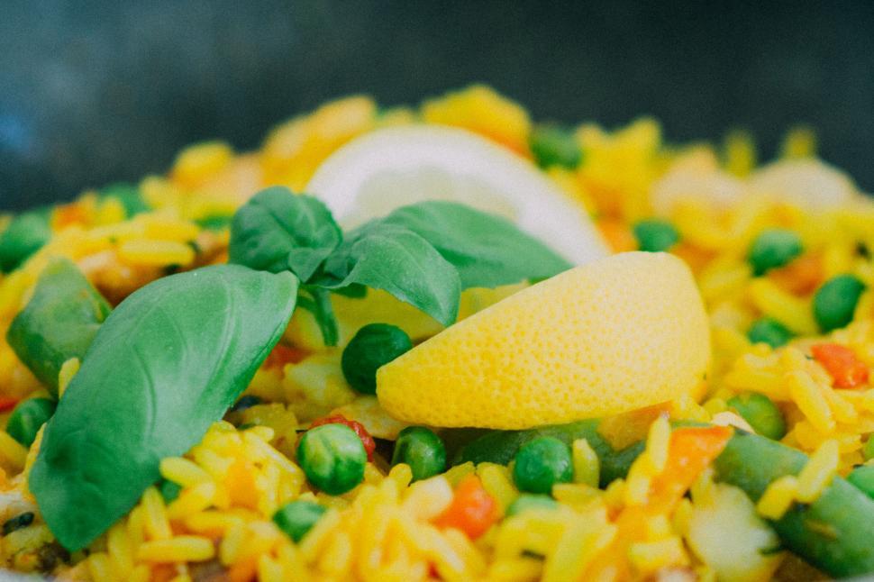 Free Image of Colorful vegetable stir-fry with lemon slice and basil 
