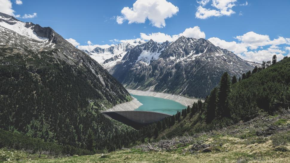Free Image of Scenic view of lake amidst mountains and green trees 