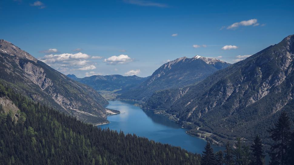 Free Image of Scenic view of mountain range and lake on sunny day. 
