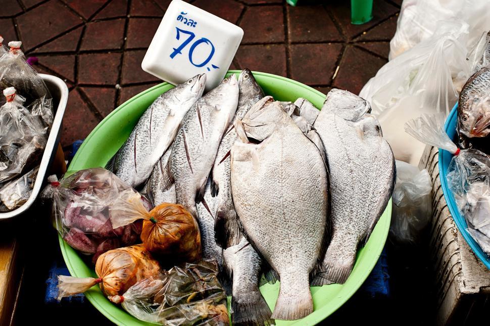 Free Image of Fresh silver fish displayed for sale at a market stall. 