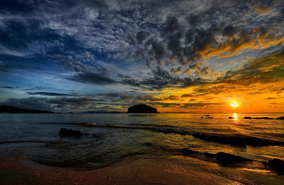 Free Image of Stunning sunset at the beach with vibrant skies 