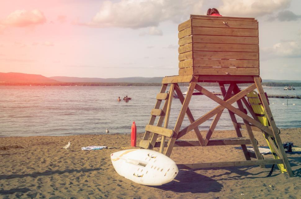 Free Image of Wooden lifeguard stand on a sandy beach by the lake 