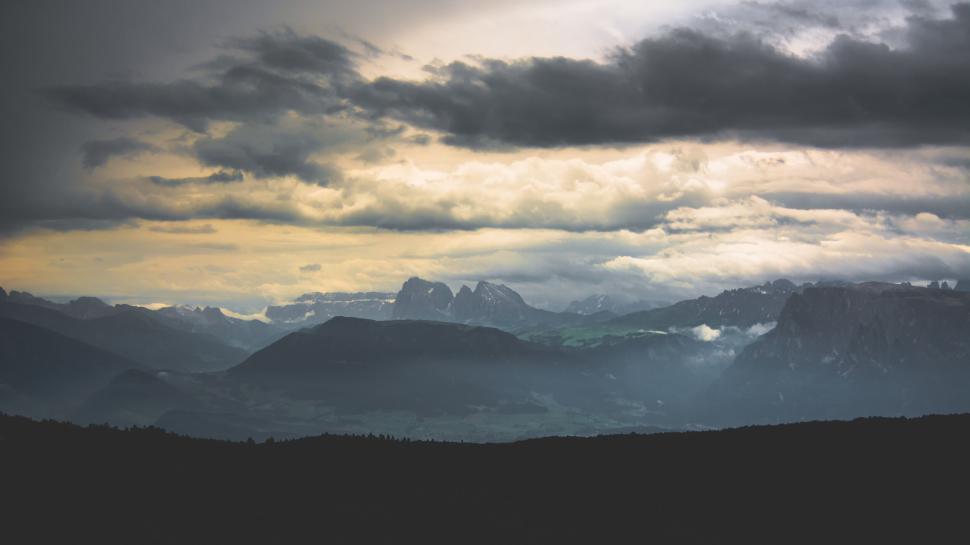 Free Image of Beautiful cloudy mountain landscape with dramatic effect. 